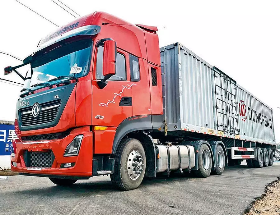 Семейство тягачей Dongfeng KL выпускают с 2006 года, но постоянно обновляют. Последняя генерация – 2019 год. Главное отличие Tianlong KL от просто KL – ровный пол Семейство тягачей Dongfeng KL выпускают с 2006 года, но постоянно обновляют. Последняя генерация – 2019 год. Главное отличие Tianlong KL от просто KL – ровный пол