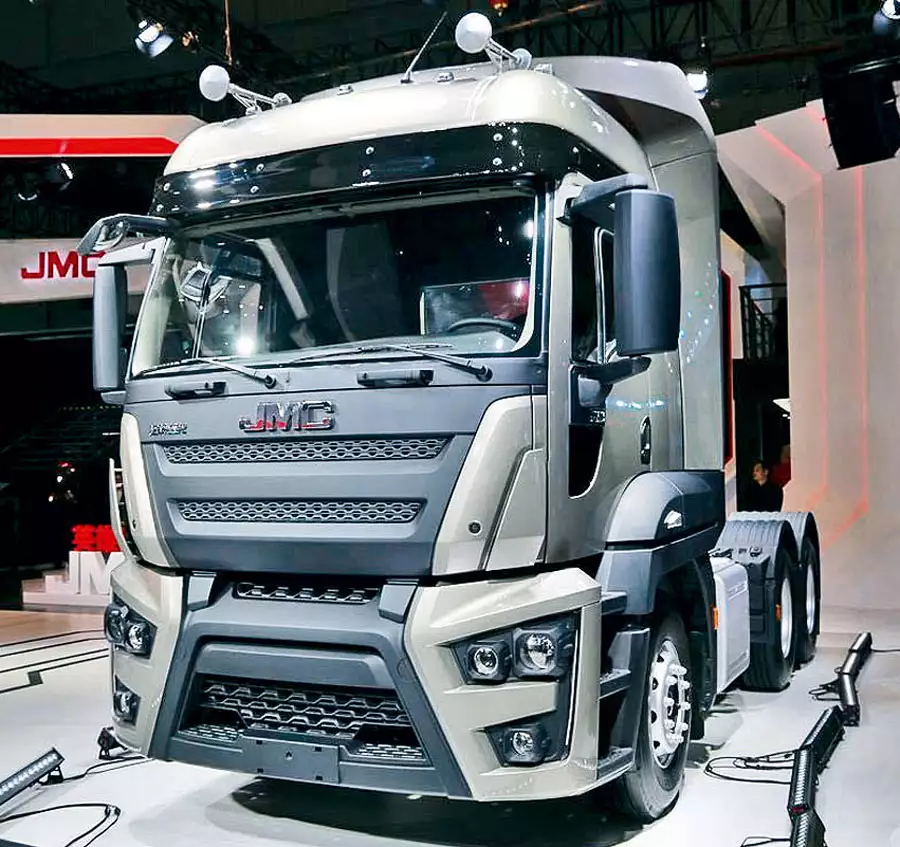 В тягаче JMC Veyron 6х4 очень непросто узнать турецкий Ford Cargo Н566. Моторы тоже аналоги Ford Otosan Ecotorq В тягаче JMC Veyron 6х4 очень непросто узнать турецкий Ford Cargo Н566. Моторы тоже аналоги Ford Otosan Ecotorq